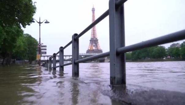 Сена грозит выйти из берегов и затопить Париж