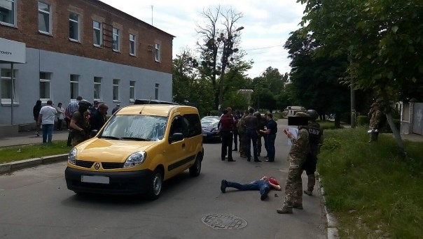 «Маски-шоу»: в Житомире спецназ СБУ за сбыт наркотиков прямо на улице заломал руки новым полицейским «Маски-шоу»: в Житомире спецназ СБУ за сбыт наркотиков прямо на улице заломал руки новым полицейским