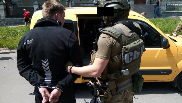 «Маски-шоу»: в Житомире спецназ СБУ за сбыт наркотиков прямо на улице заломал руки новым полицейским «Маски-шоу»: в Житомире спецназ СБУ за сбыт наркотиков прямо на улице заломал руки новым полицейским