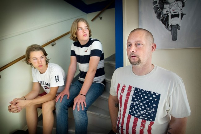 Семью выбрасывают из дома, потому что беженцам нужно жилье