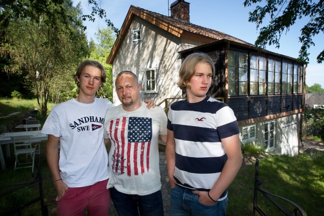 Семью выбрасывают из дома, потому что беженцам нужно жилье