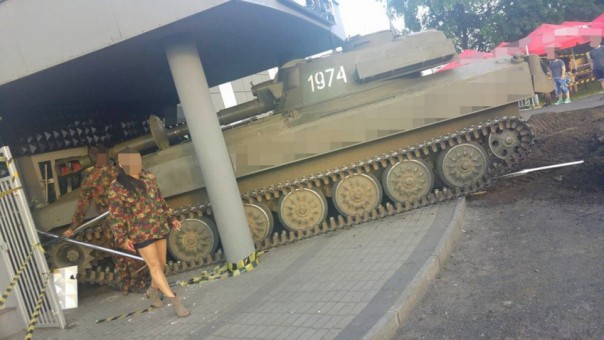 В Польше САУ "Гвоздика" въехала в дискотеку