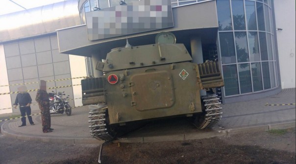 В Польше САУ "Гвоздика" въехала в дискотеку