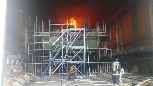 На судостроительном заводе в Санкт-Петербурге горел строящийся для Минобороны катер. Пожар локализован и потушен