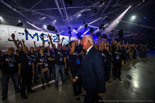 В Иркутске презентовали новейший пассажирский самолет МС-21 В Иркутске презентовали новейший пассажирский самолет МС-21