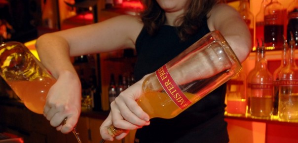 Во Франции официантку ударили за продажу алкоголя в первый день Рамадана