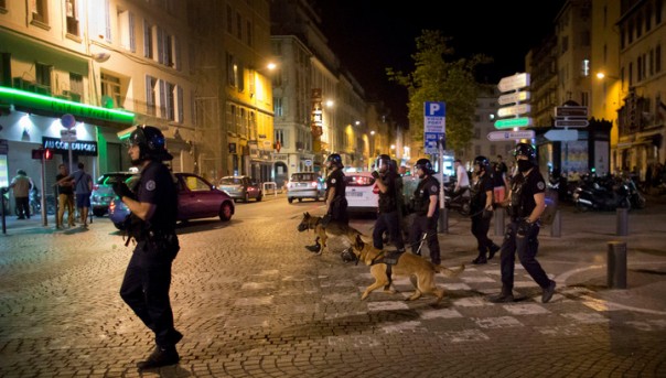 Футбольные фанаты устроили ночное побоище в Марселе