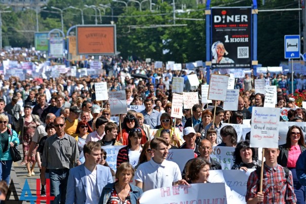 Более 60 тыс. жителей ДНР приняли участие в шествии против введения вооруженной миссии ОБСЕ в Донбасс Более 60 тыс. жителей ДНР приняли участие в шествии против введения вооруженной миссии ОБСЕ в Донбасс