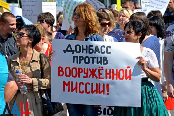 Более 60 тыс. жителей ДНР приняли участие в шествии против введения вооруженной миссии ОБСЕ в Донбасс Более 60 тыс. жителей ДНР приняли участие в шествии против введения вооруженной миссии ОБСЕ в Донбасс