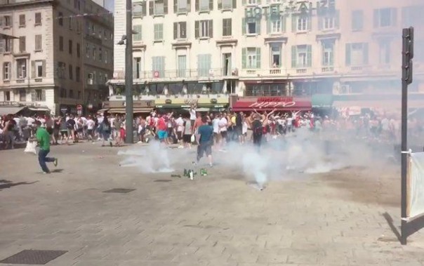 Беспорядки в Марселе: английские болельщики забросали бутылками автобус с россиянами