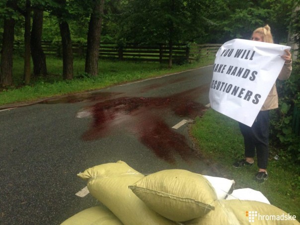 Бандеровцы завалили "трупами" дорогу к резиденции посла РФ в Киеве Бандеровцы завалили "трупами" дорогу к резиденции посла РФ в Киеве