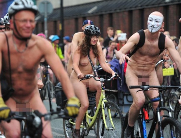Сотни голых велосипедистов проехали по улицам Лондона 18+