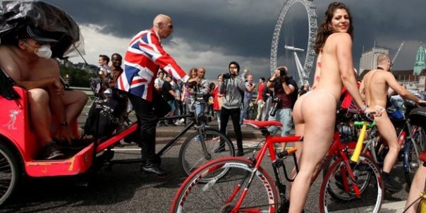Сотни голых велосипедистов проехали по улицам Лондона 18+