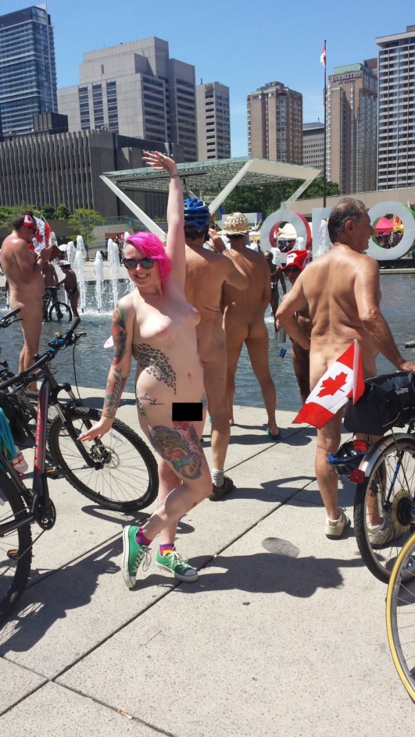 Сотни голых велосипедистов проехали по улицам Лондона 18+