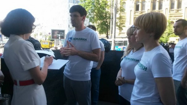 Временные переселенцы из Донбасса одели майки «Граждане Украины». Пока без результата 