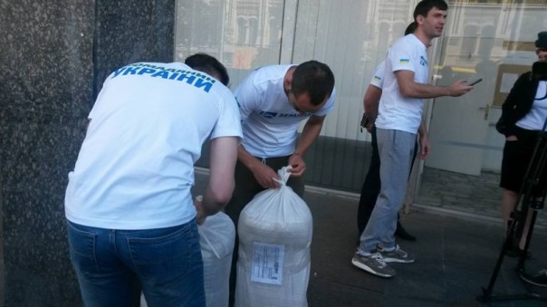 Временные переселенцы из Донбасса одели майки «Граждане Украины». Пока без результата 