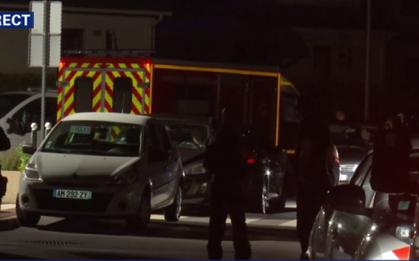 В пригороде Парижа неизвестный убил полицейского и захватил заложников В пригороде Парижа неизвестный убил полицейского и захватил заложников