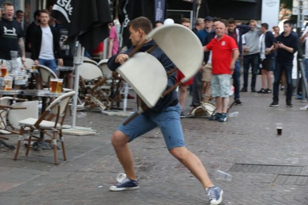 Полиция пресекла столкновения болельщиков из России, Уэльса и Англии в центре Лилля Полиция пресекла столкновения болельщиков из России, Уэльса и Англии в центре Лилля