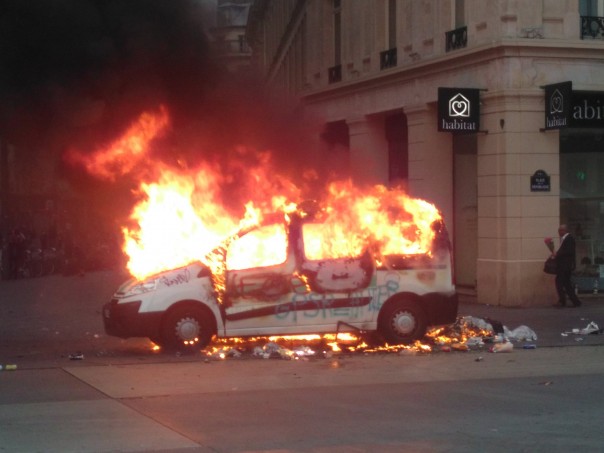 Протесты против трудовой реформы в Париже, есть пострадавшие. Демонстранты разрушают Париж