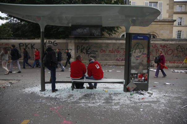 Протесты против трудовой реформы в Париже, есть пострадавшие. Демонстранты разрушают Париж