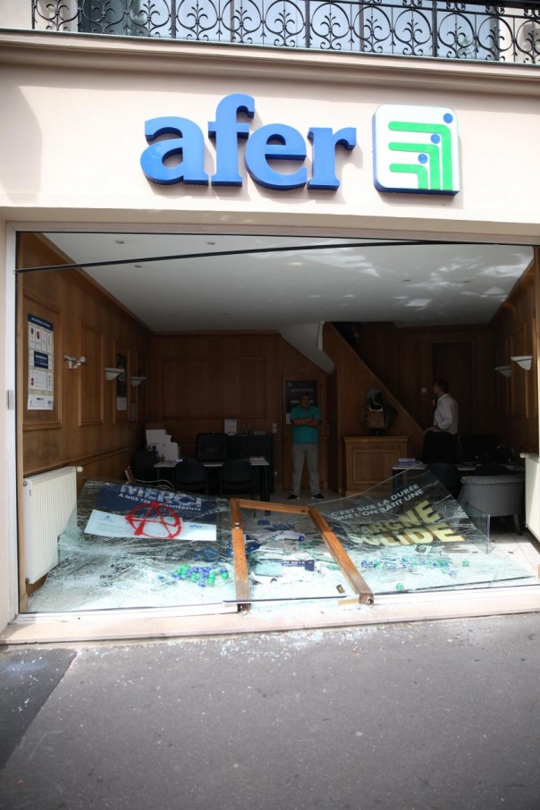 Протесты против трудовой реформы в Париже, есть пострадавшие. Демонстранты разрушают Париж