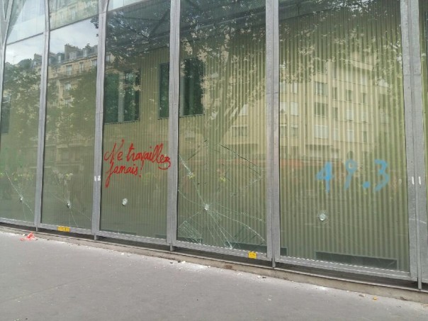 Протесты против трудовой реформы в Париже, есть пострадавшие. Демонстранты разрушают Париж