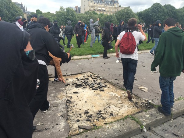 Протесты против трудовой реформы в Париже, есть пострадавшие. Демонстранты разрушают Париж