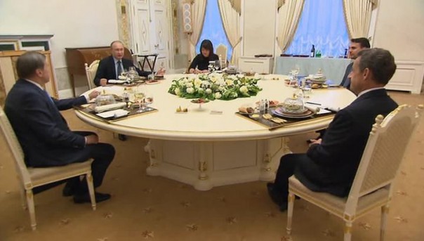 Путин и Саркози встретились в Стрельне за неформальным ужином