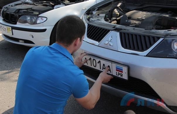 ГИБДД ЛНР торжественно выдала первые республиканские автомобильные номера ГИБДД ЛНР торжественно выдала первые республиканские автомобильные номера