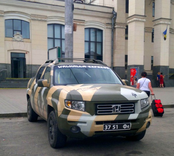 Эсэсовское лицо МВД Украины: Что делают евреи в автомобиле с символикой SS? Эсэсовское лицо МВД Украины: Что делают евреи в автомобиле с символикой SS?