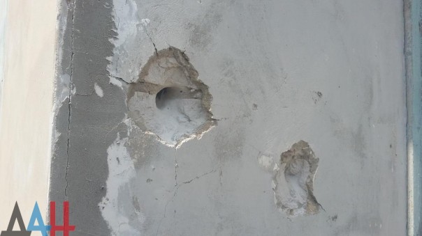 ВСУ обстреляли три города и пять поселков ДНР, два дома сгорели