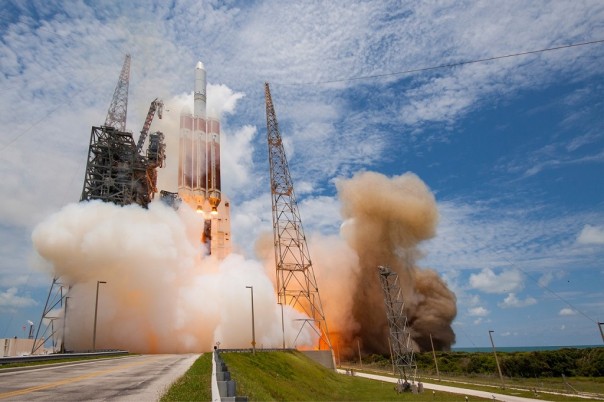 "Единственная" и самая "демократическая" супердержава запускает самый огромный за всю историю спутник. Зачем?