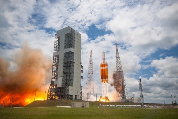 "Единственная" и самая "демократическая" супердержава запускает самый огромный за всю историю спутник. Зачем?