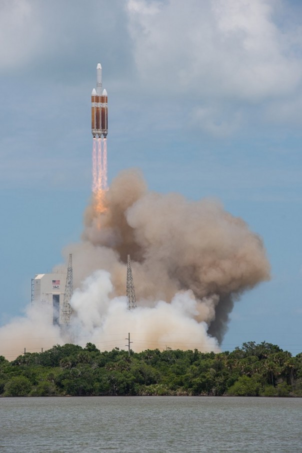 "Единственная" и самая "демократическая" супердержава запускает самый огромный за всю историю спутник. Зачем?