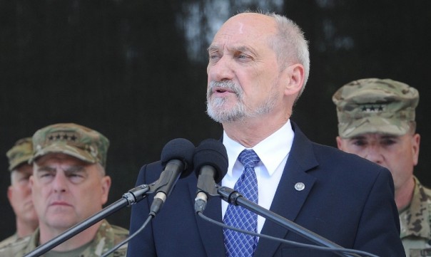 Министр обороны Польши заявил, что поляки радуются при виде танков США Министр обороны Польши заявил, что поляки радуются при виде танков США