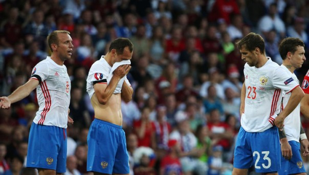 Футболисты России проиграли Уэльсу и покидают Францию