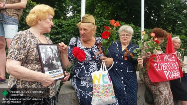 Ветераны в Киеве не струсили: георгиевские ленты, гвоздики и смелая критика нацизма