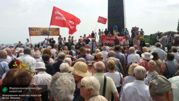 Ветераны в Киеве не струсили: георгиевские ленты, гвоздики и смелая критика нацизма