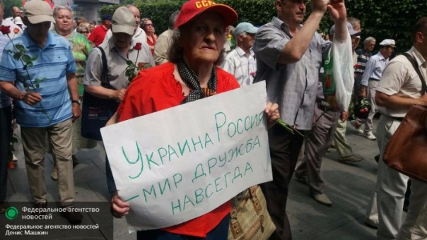 Ветераны в Киеве не струсили: георгиевские ленты, гвоздики и смелая критика нацизма