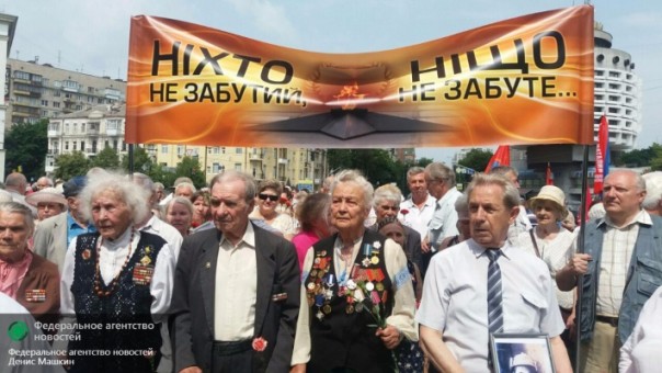 Ветераны в Киеве не струсили: георгиевские ленты, гвоздики и смелая критика нацизма