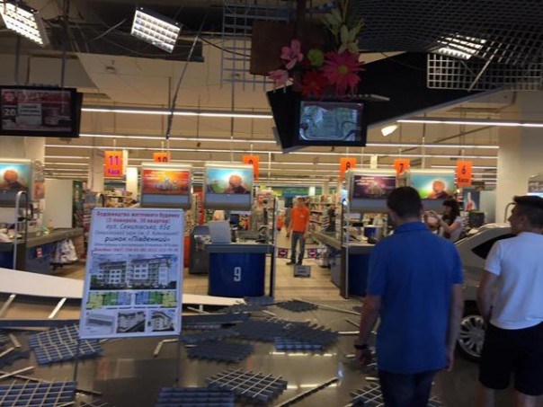 Во Львове на посетителей рухнул потолок Во Львове на посетителей рухнул потолок