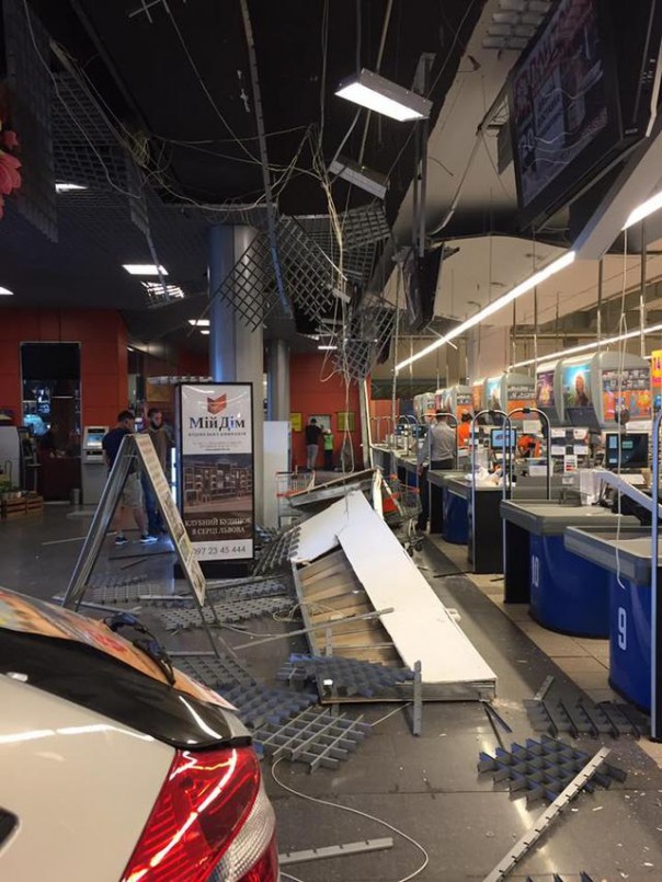 Во Львове на посетителей рухнул потолок Во Львове на посетителей рухнул потолок