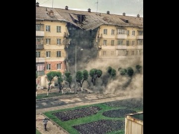 Первые кадры: Момент обрушения дома в Междуреченске попал на видео