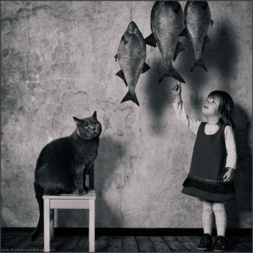 Маленькая девочка и кот