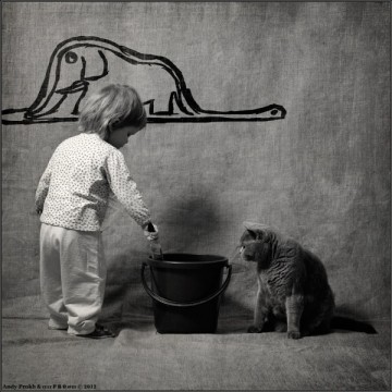 Маленькая девочка и кот