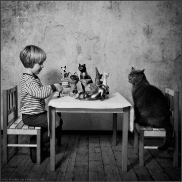 Маленькая девочка и кот