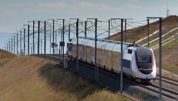 СМИ: в пригороде Парижа под поездом сработало взрывное устройство