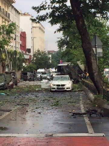 В Стамбуле у автобусной остановки прогремел взрыв, есть погибшие
