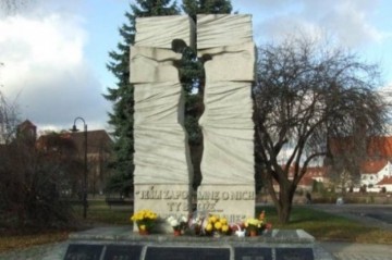 Украинские националисты призвали поляков забыть Волынскую резню ради союза против России