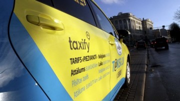 DELFI: Пьяные военные НАТО превратили рижское такси в танцпол